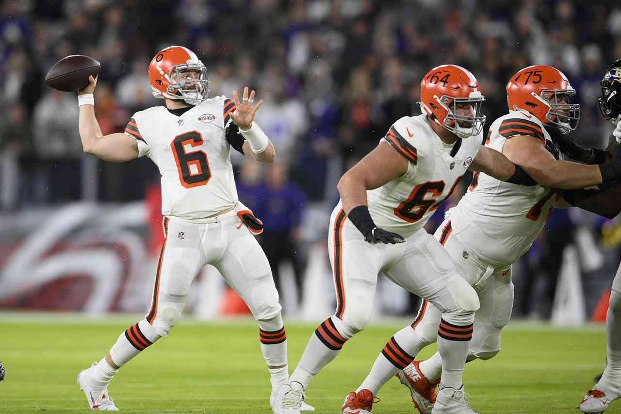 Browns rookie Baker Mayfield takes first NFL snap