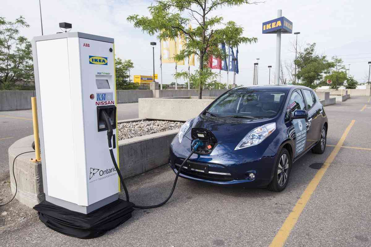 Electric vehicle rebate among staff proposals to speed up Toronto’s target to become a carbon neutral city